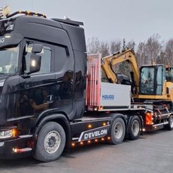 4-akslet med gravemaskin