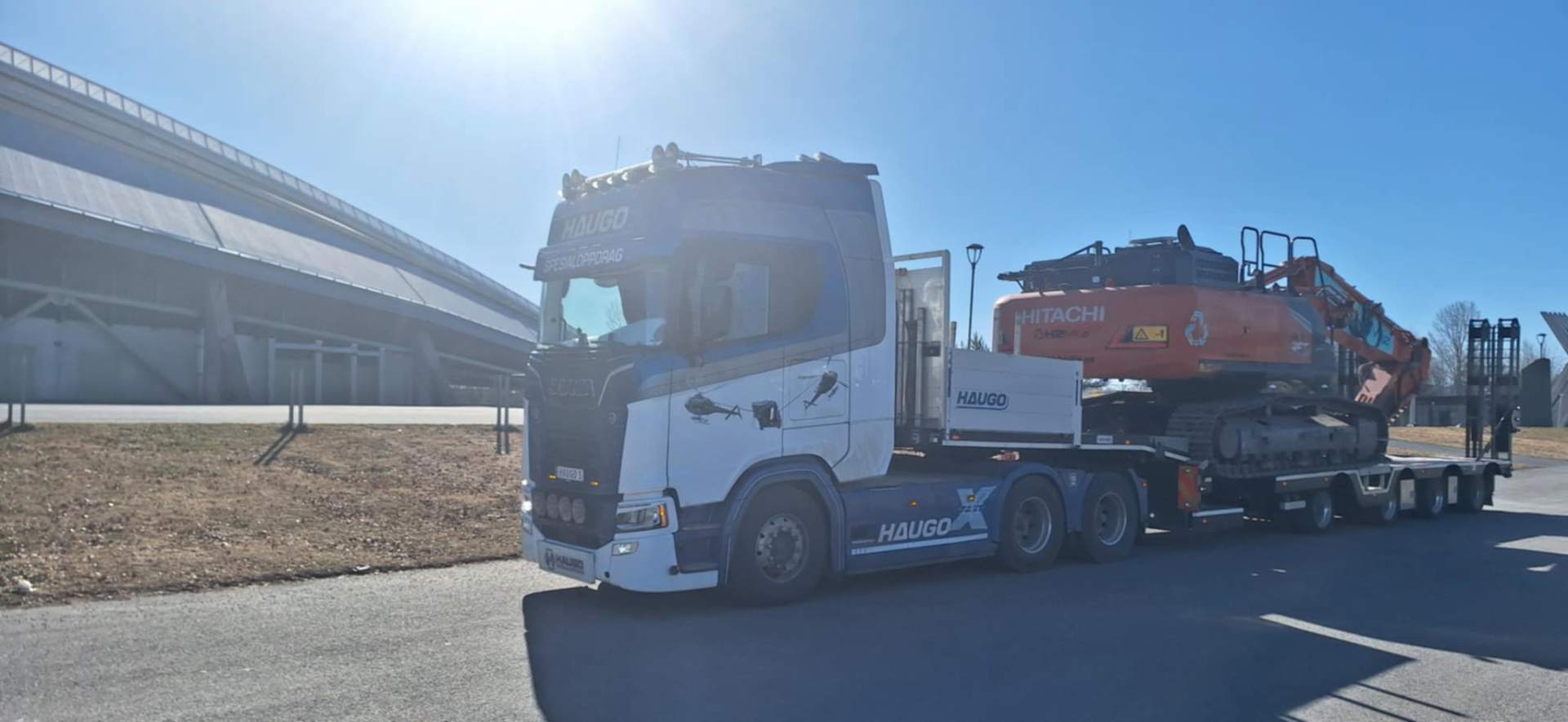 Maskintransport med Hitachi gravemaskin