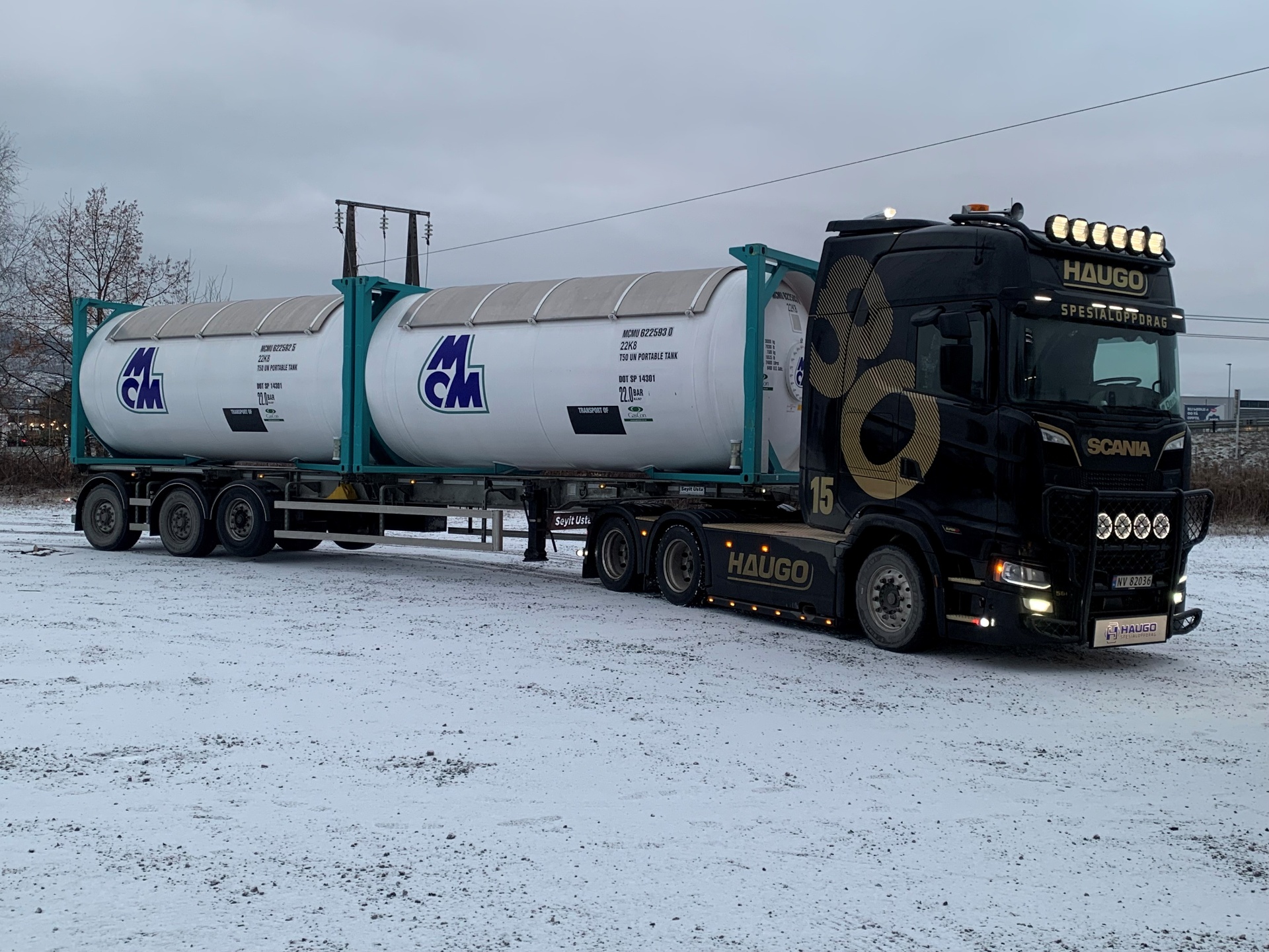 Tanktransport med ADR-godkjent containertralle