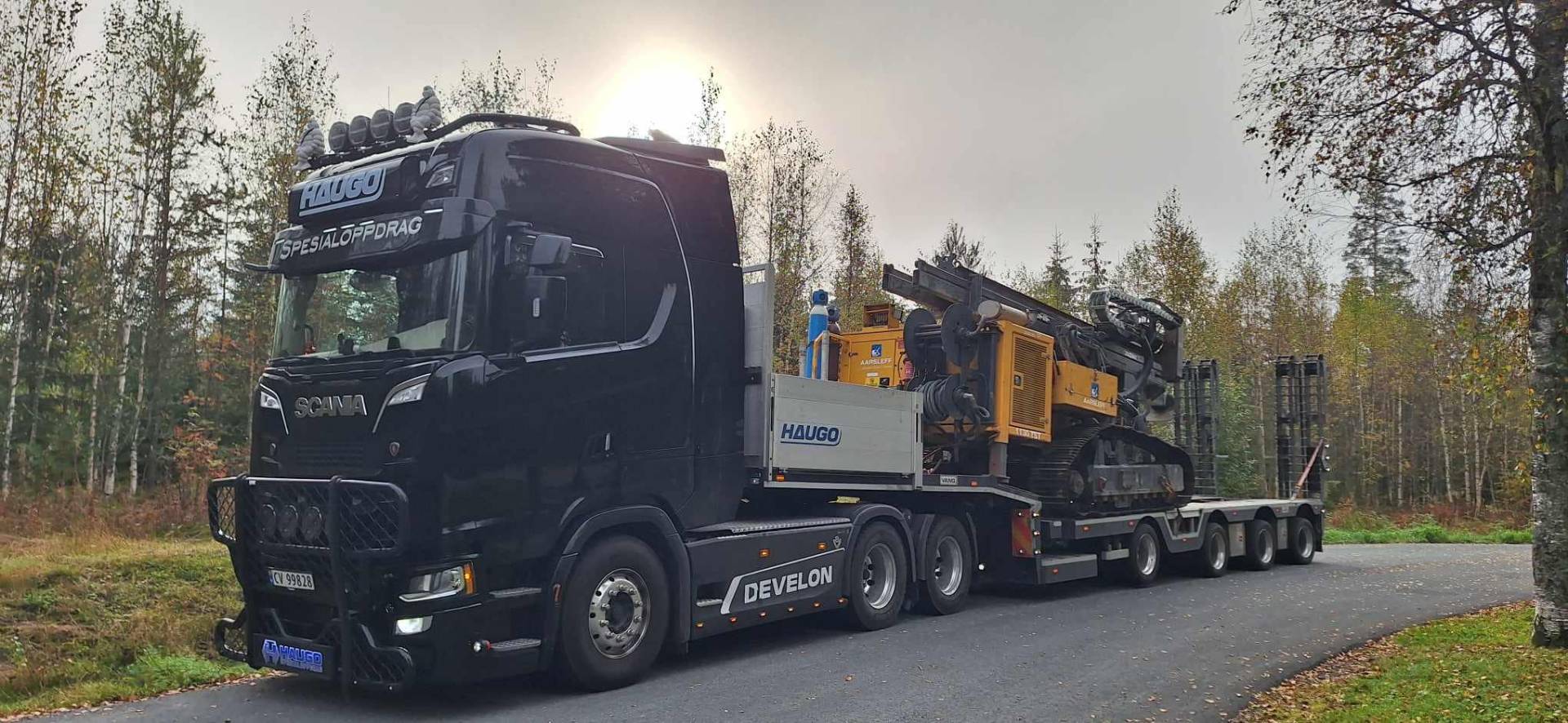 Tungt maskinlass med Develon borerigg